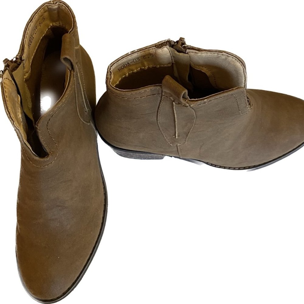 New Without Tags Reneeze booties 6.5